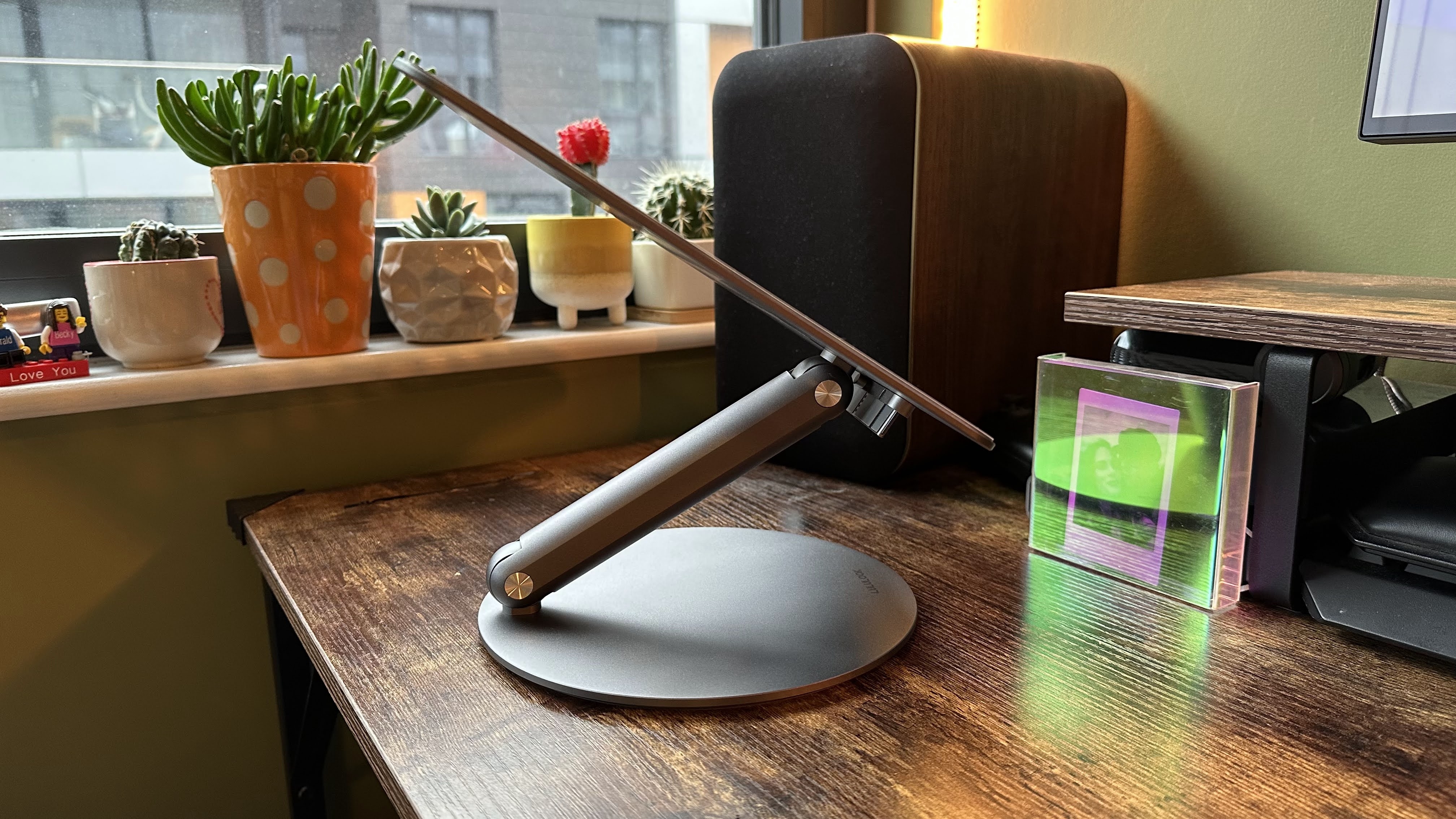 Lululook 360 Rotating Foldable Laptop Stand di atas meja kayu