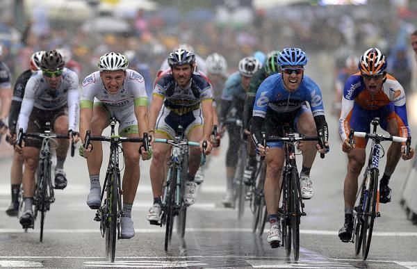 The sprinters cross the line in Schoten