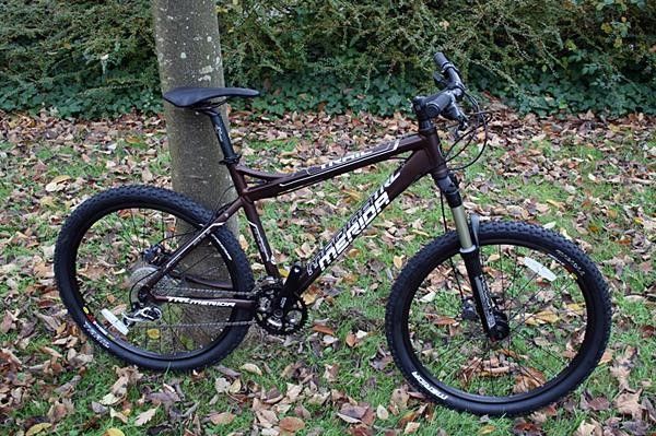 With Hayes Stroke Trail hydraulic discs and Deore/XT drivetrain, this is the top of the range Merida Matts Trail 700-D.