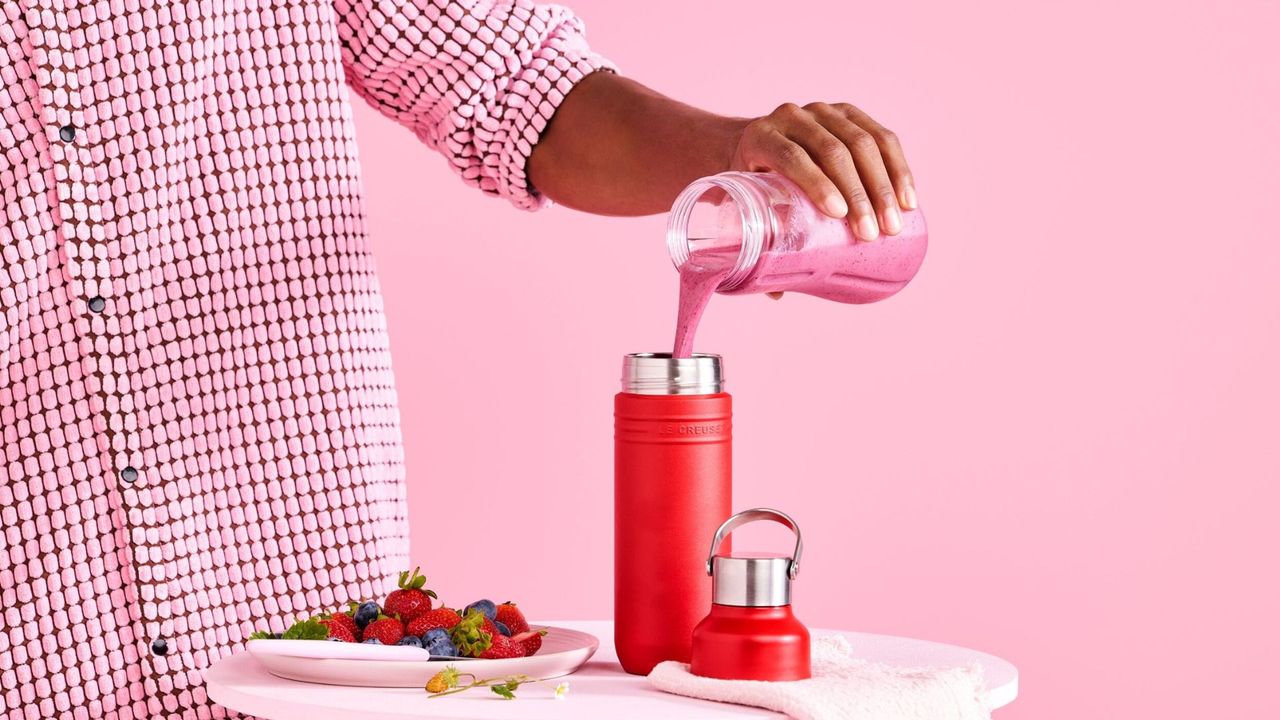 Le Creuset On The Go - flask in cerise with smoothie