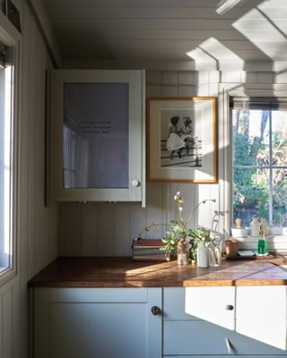 Venetian blinds in a small kitchen