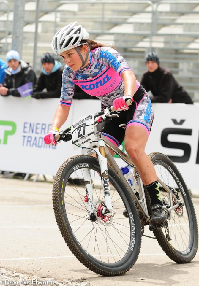 Zuzana Pirzkallova round a 180-degree corner on the pavement
