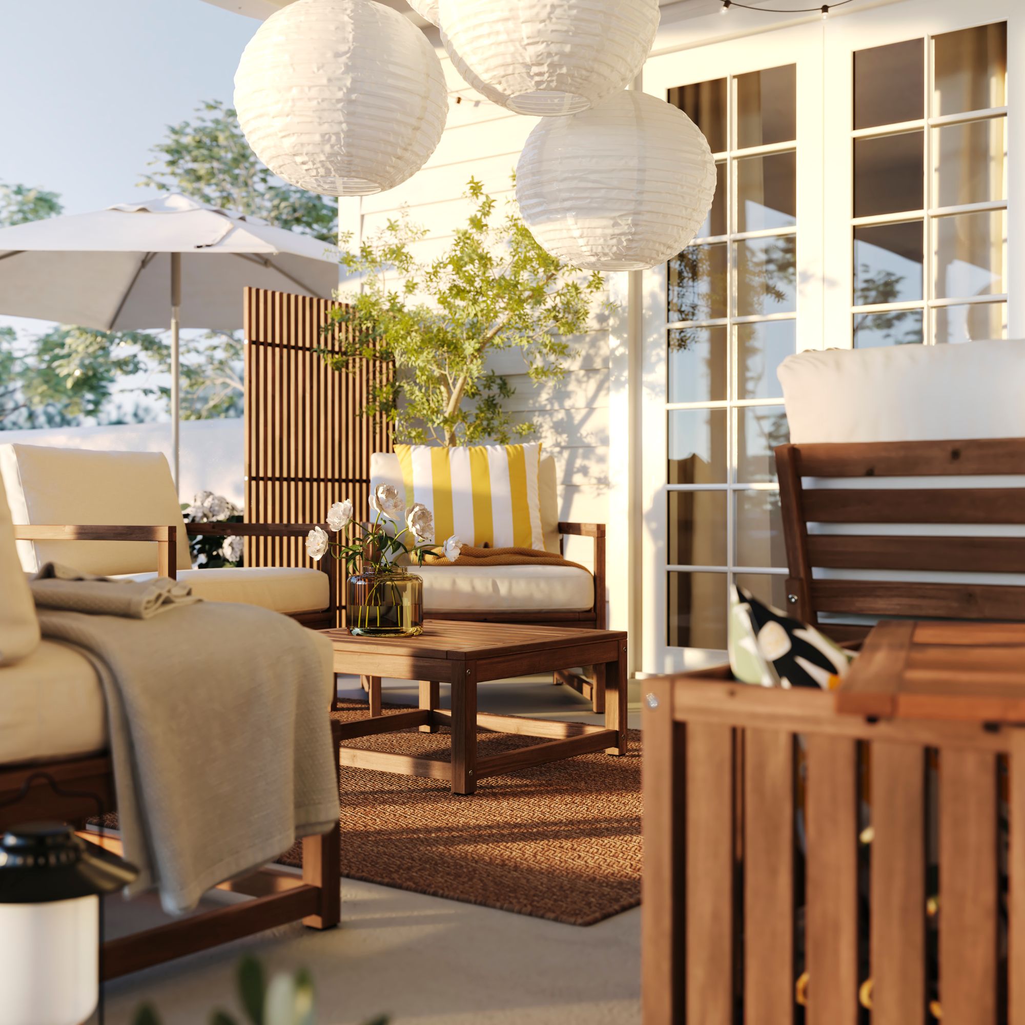 A garden with a white and hardwood scheme featuring IKEA storage boxes, screens and chairs