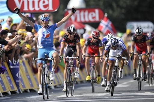 Pierrick Fedrigo (Bbox Bouygues Telecom) wins the sprint in Pau.