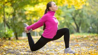 Runner demonstrates hip flexor stretch progression