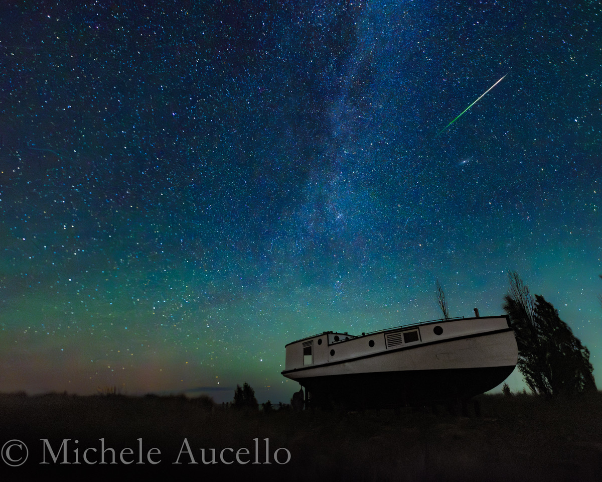 A meteorrajt csillagos égbolt és festői előtér előtt ábrázolják