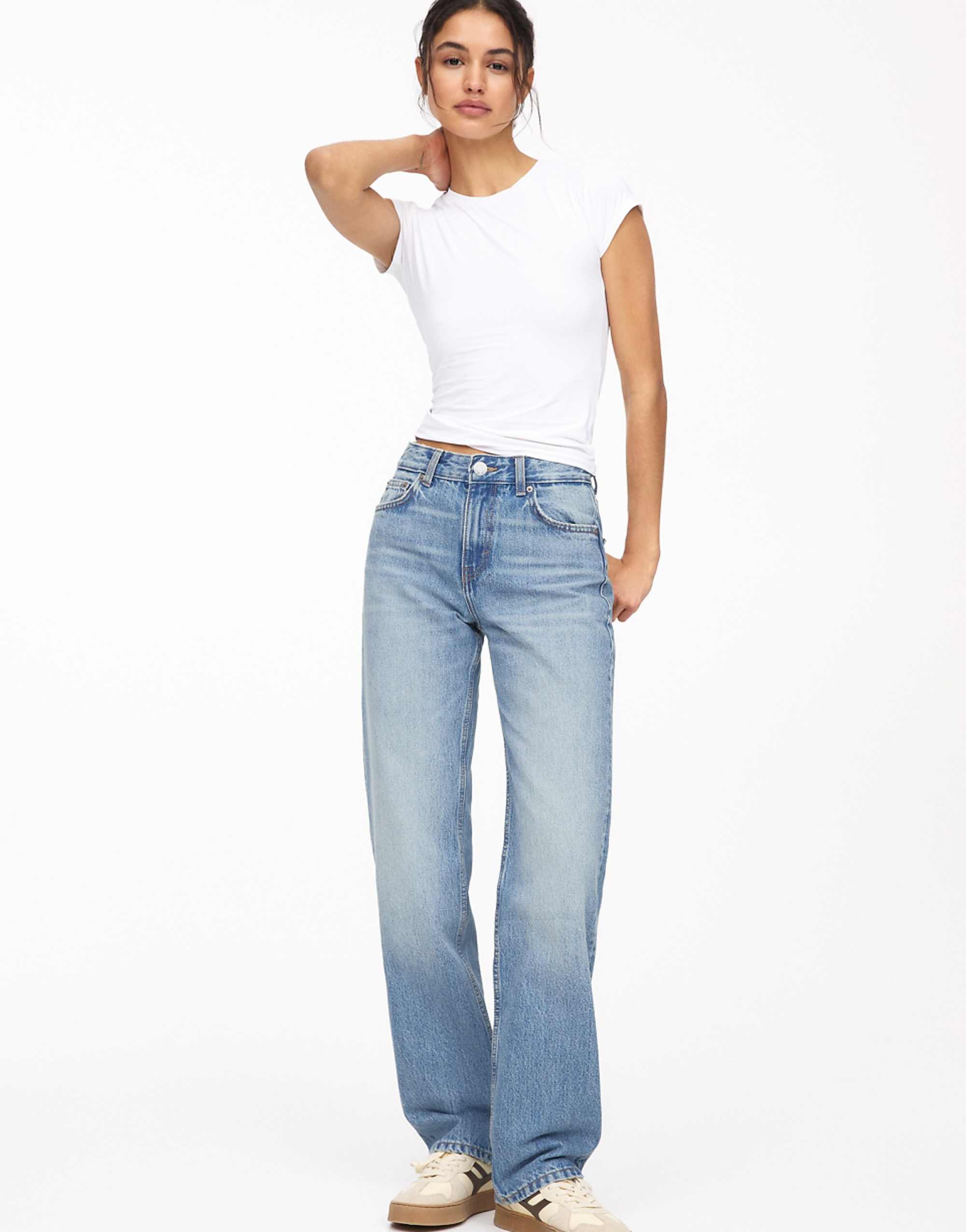 Pull&amp;amp;bear Mid Waist Straight Leg Jeans in Medium Blue