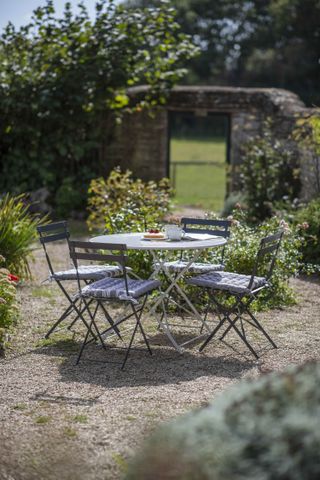 outdoor seating ideas: bistro set in country style garden