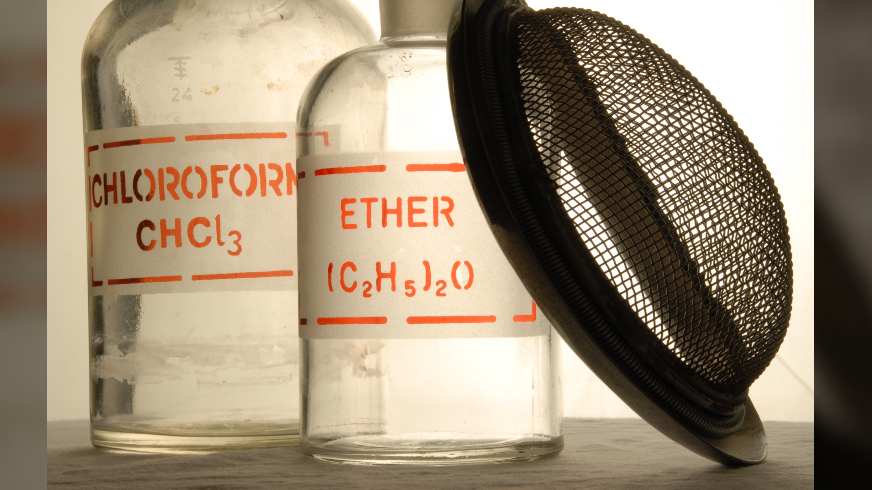 Äther und Chloroform waren frühe Anästhetika.