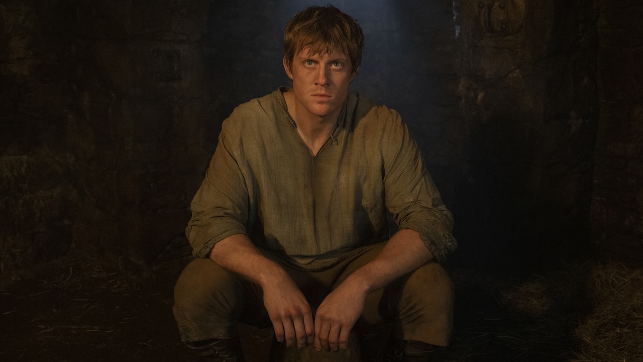 Peter Claffey sitting down and looking up in A Knight of the Seven Kingdoms Season 1, episode 4