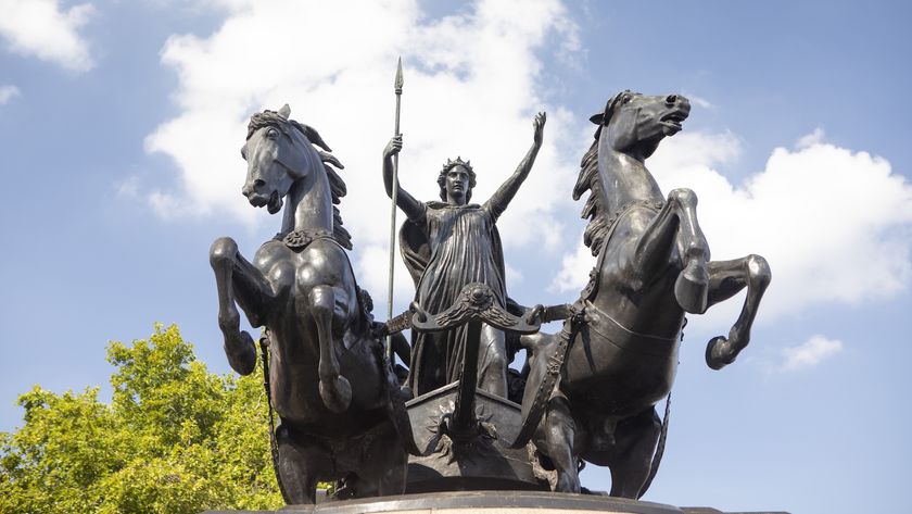 A statue of Queen Boudica with two horses