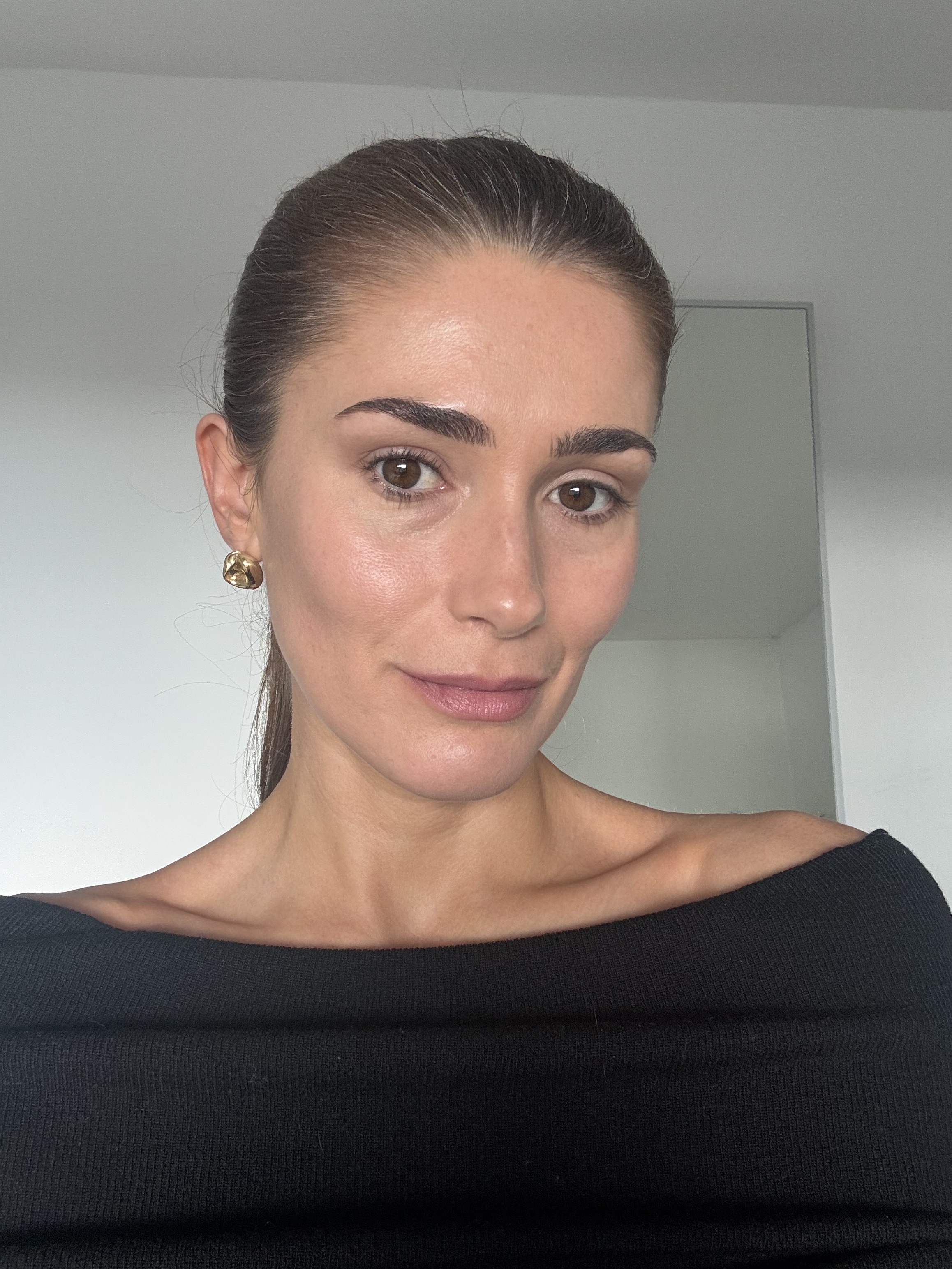 A selfie of Eleanor before applying the Ilia limitless mascara