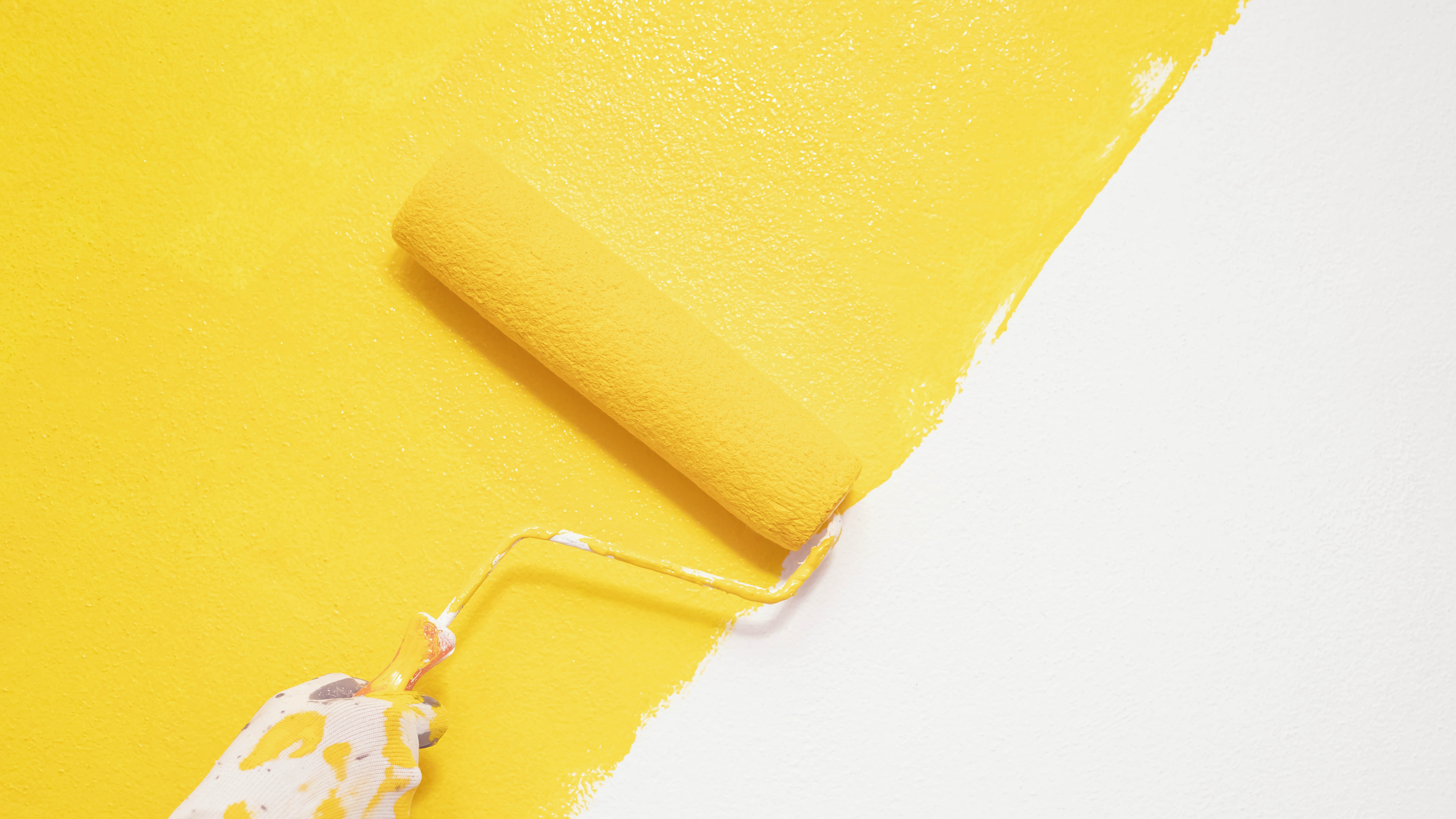 Покраска стены в желтый цвет