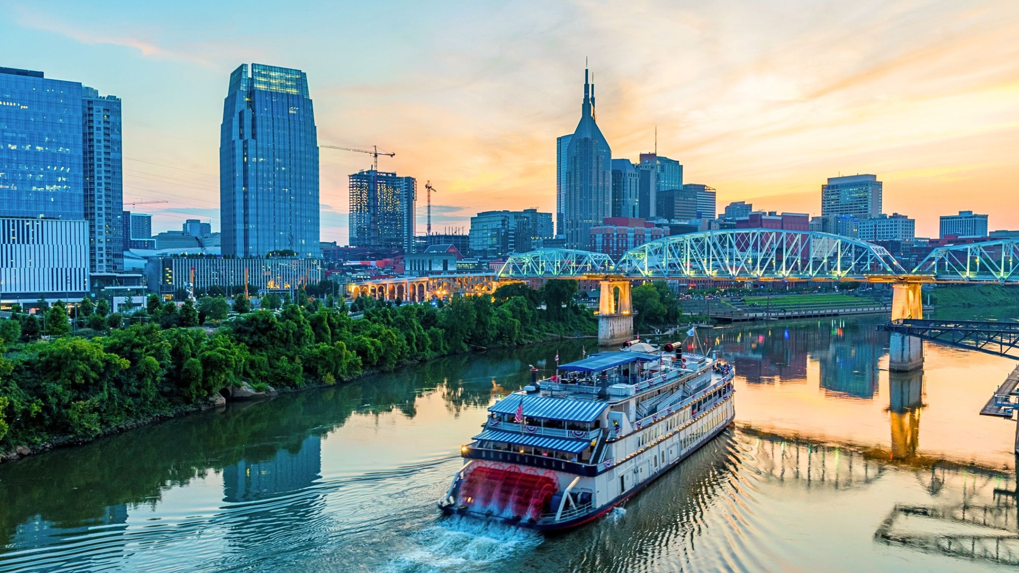 Nashville, Tennessee Skyline at dusk.