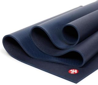 Manduka Pro Yoga Mat – Premium 6mm Thick Travel Mat, High Performance Grip, Ultra Cushioning for Support and Stability in Yoga, Pilates, Gym and Any General Fitness, Midnight 71" X 26"