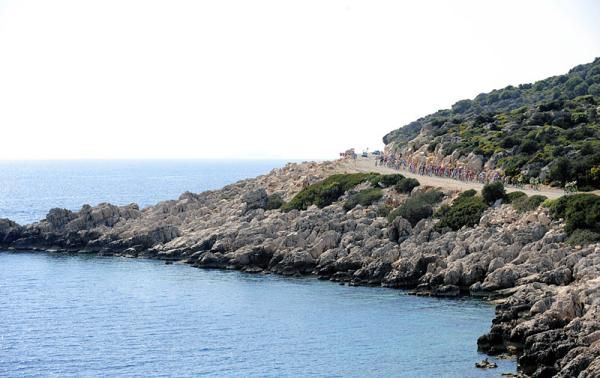 The peloton races along Turkey's southern coast during stage six.