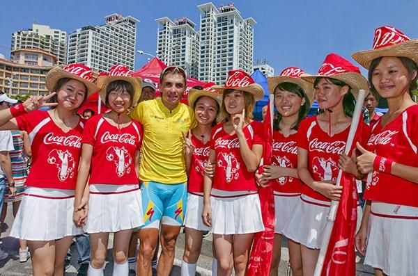 Tour winner Valentin Iglinskiy (Astana) with the Coca-Cola girls in Sanya.