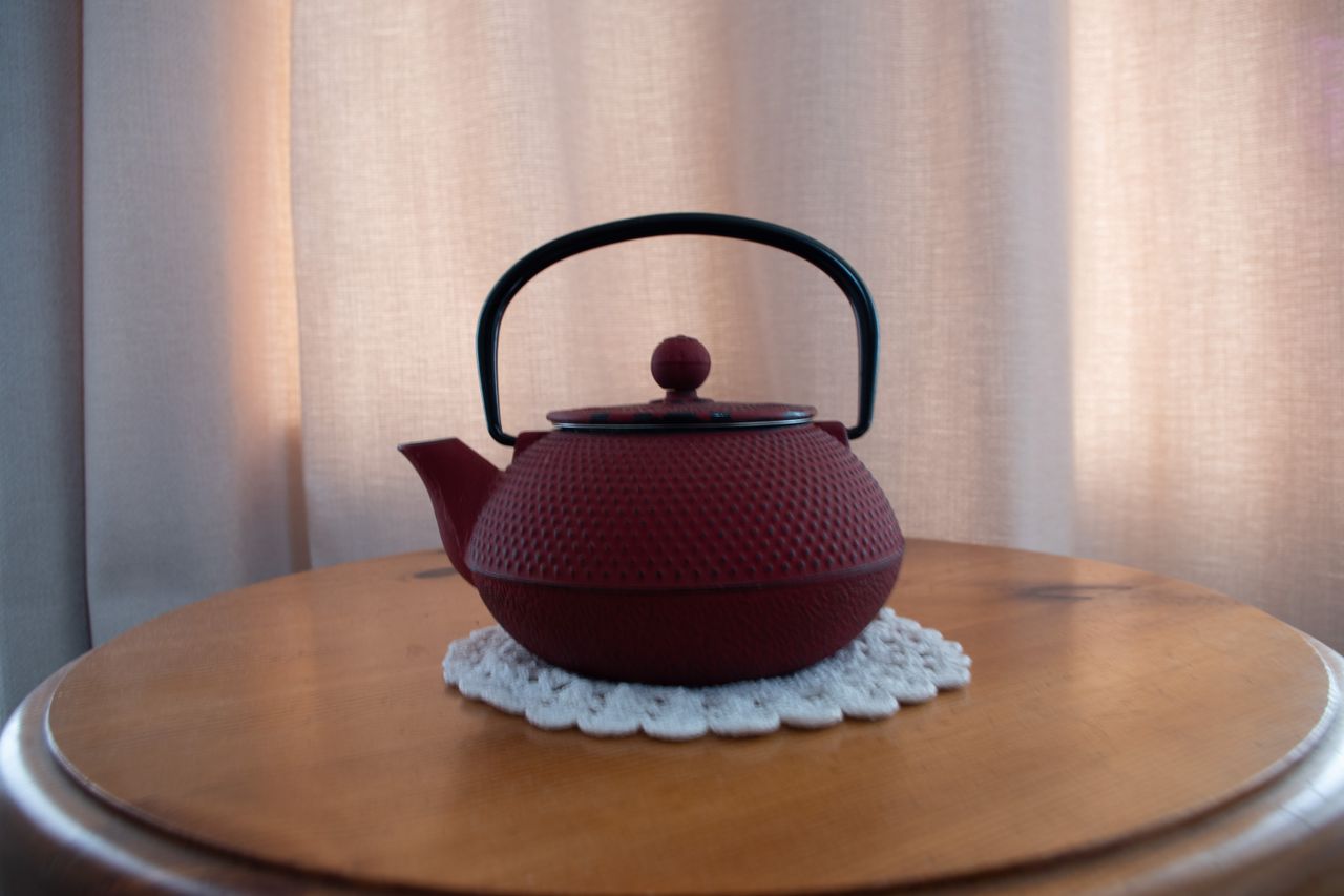 Image of a red teapot taken on the Pentax KF at 1/4 shutter speed