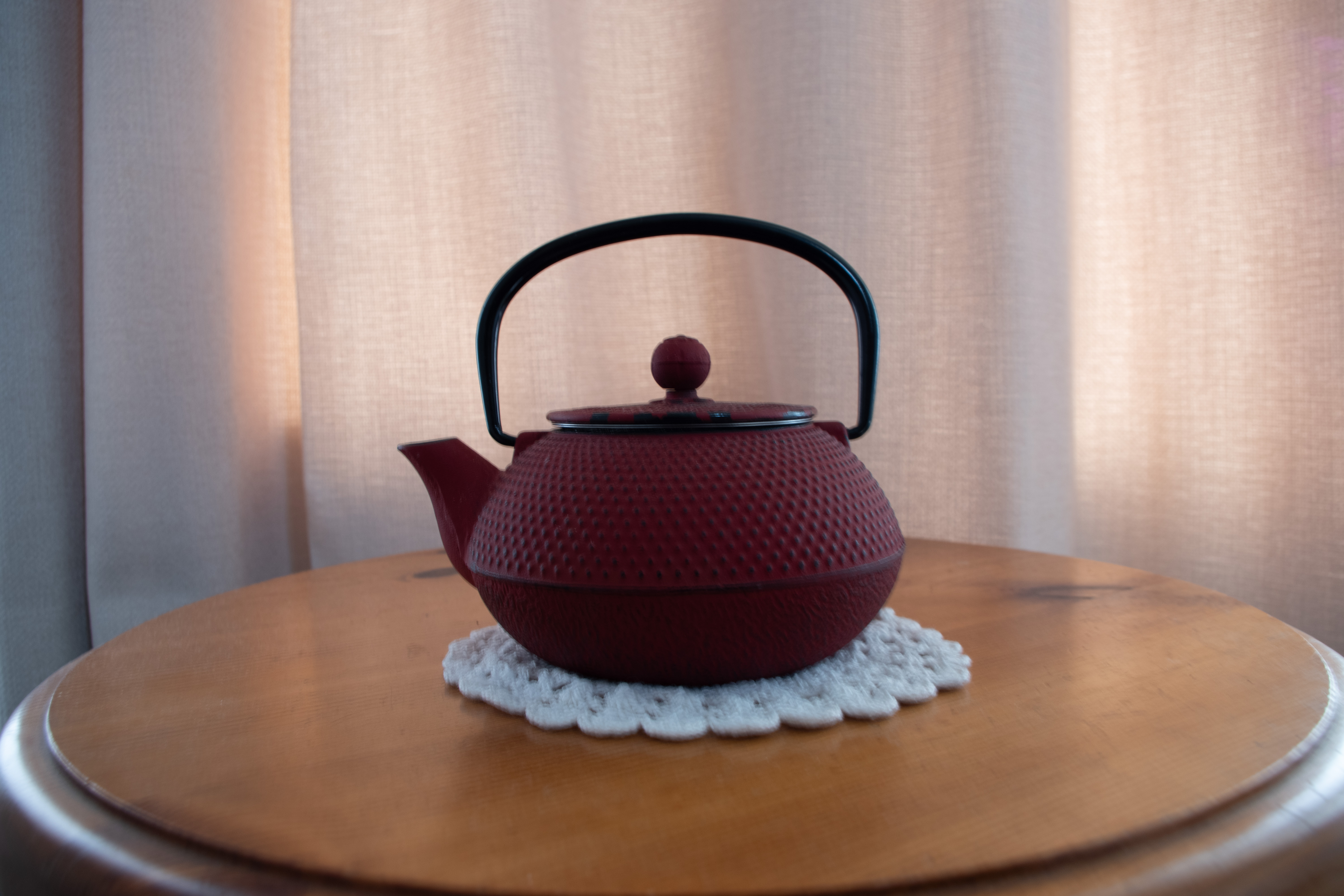Image of a red teapot taken on the Pentax KF at 1/4 shutter speed