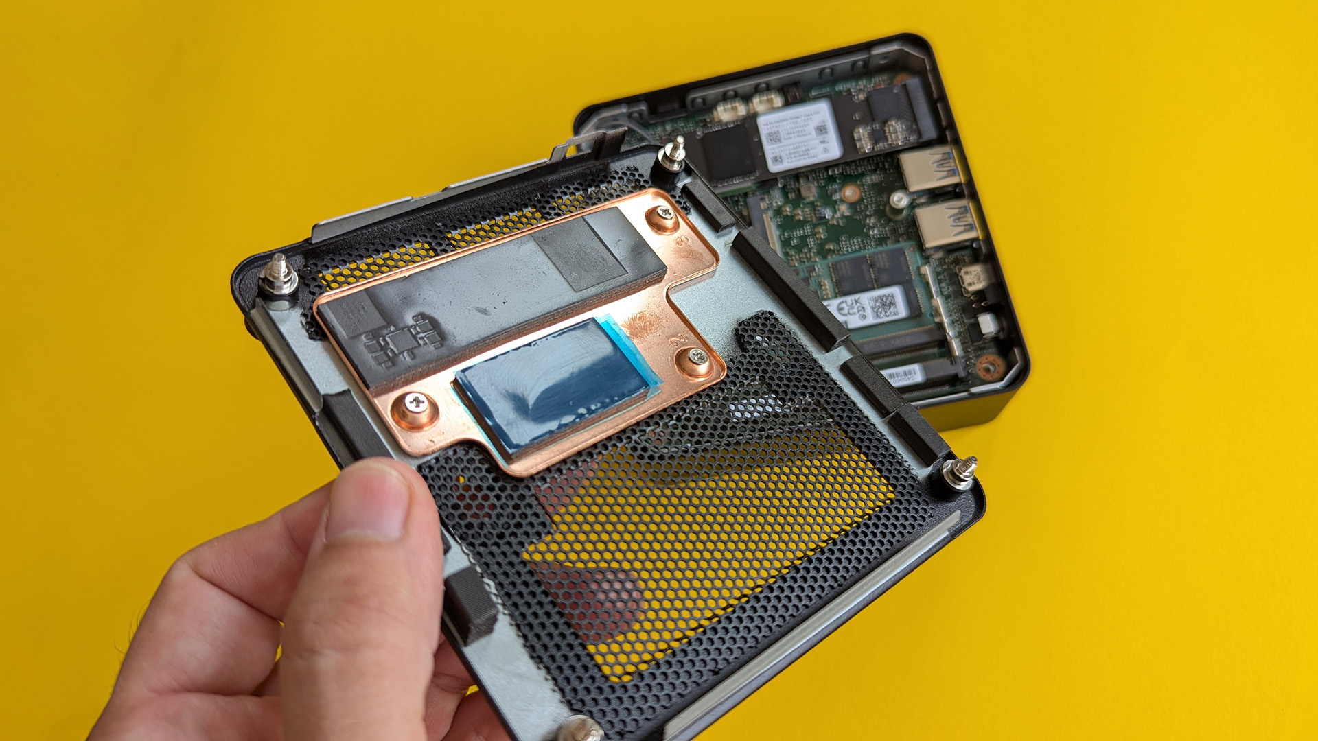 MSI Cubi NUC A1 1UMG mini PC internal plate showing SSD heatsinks