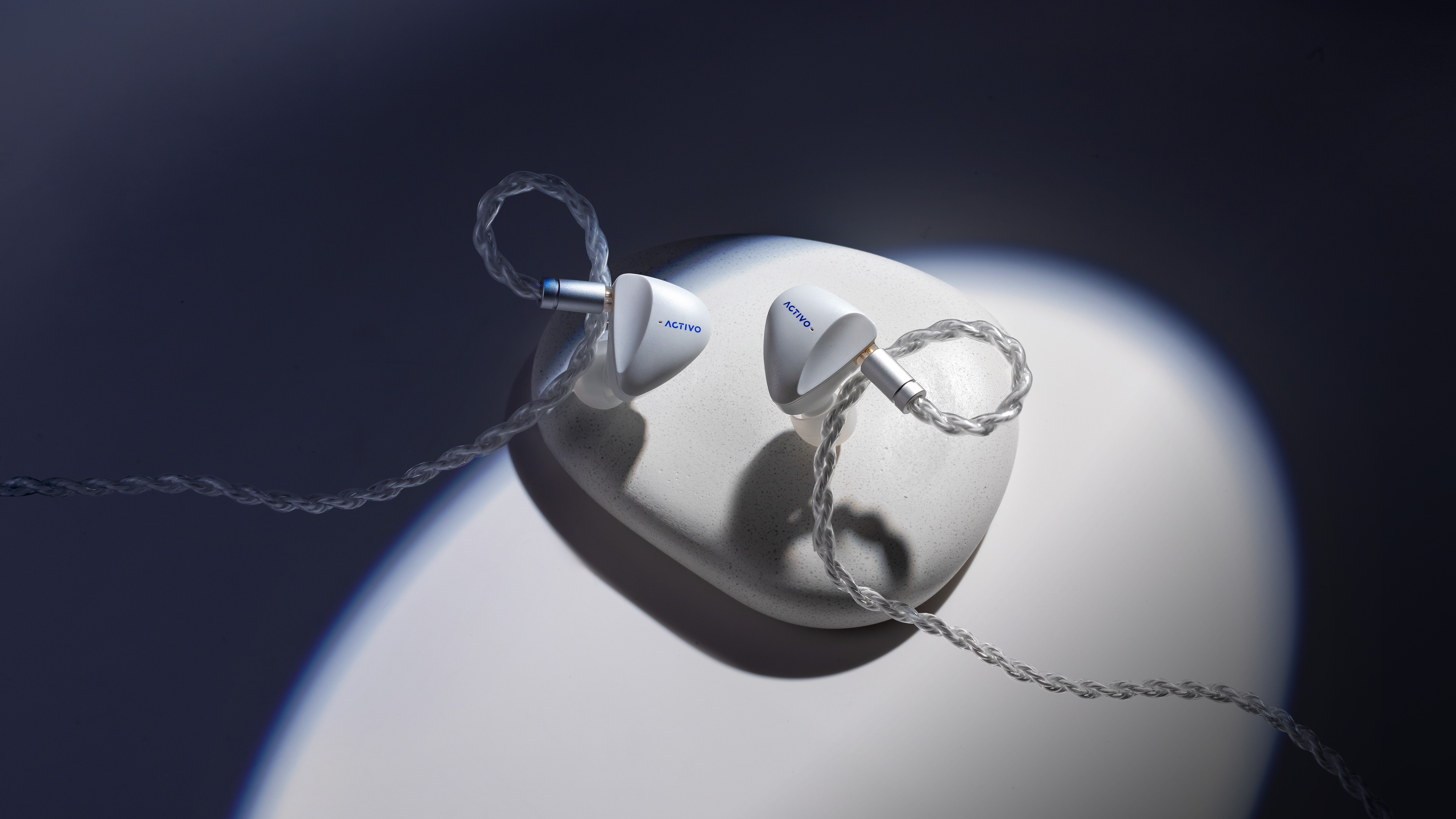 Activo Scoop wired earbuds in white on a white backdrop