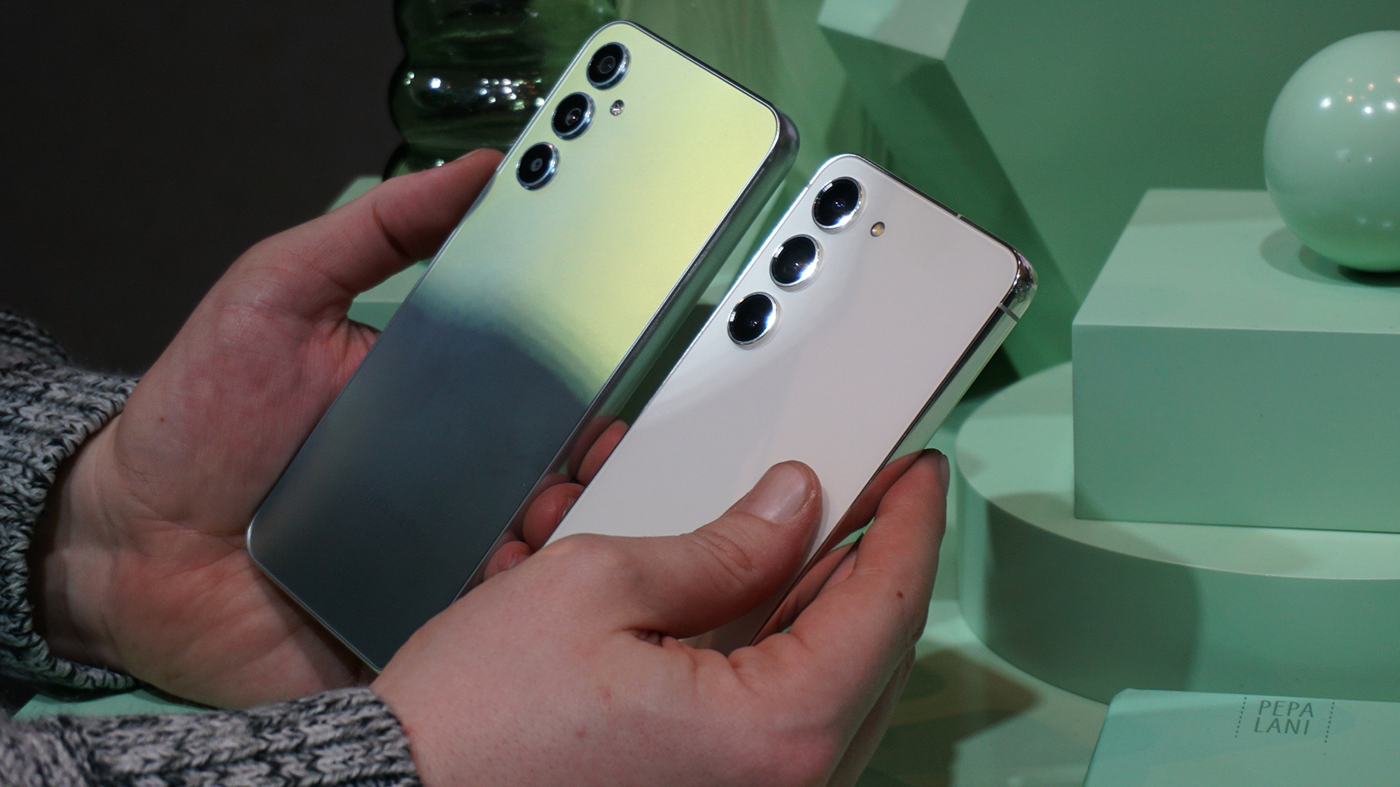 Prise en main du Samsung Galaxy A54 A34 vert blanc dos angulaire portable