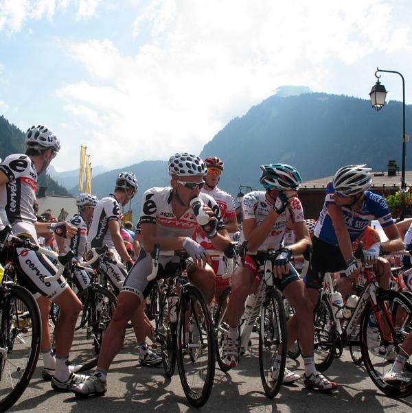 The peloton lines up at the start
