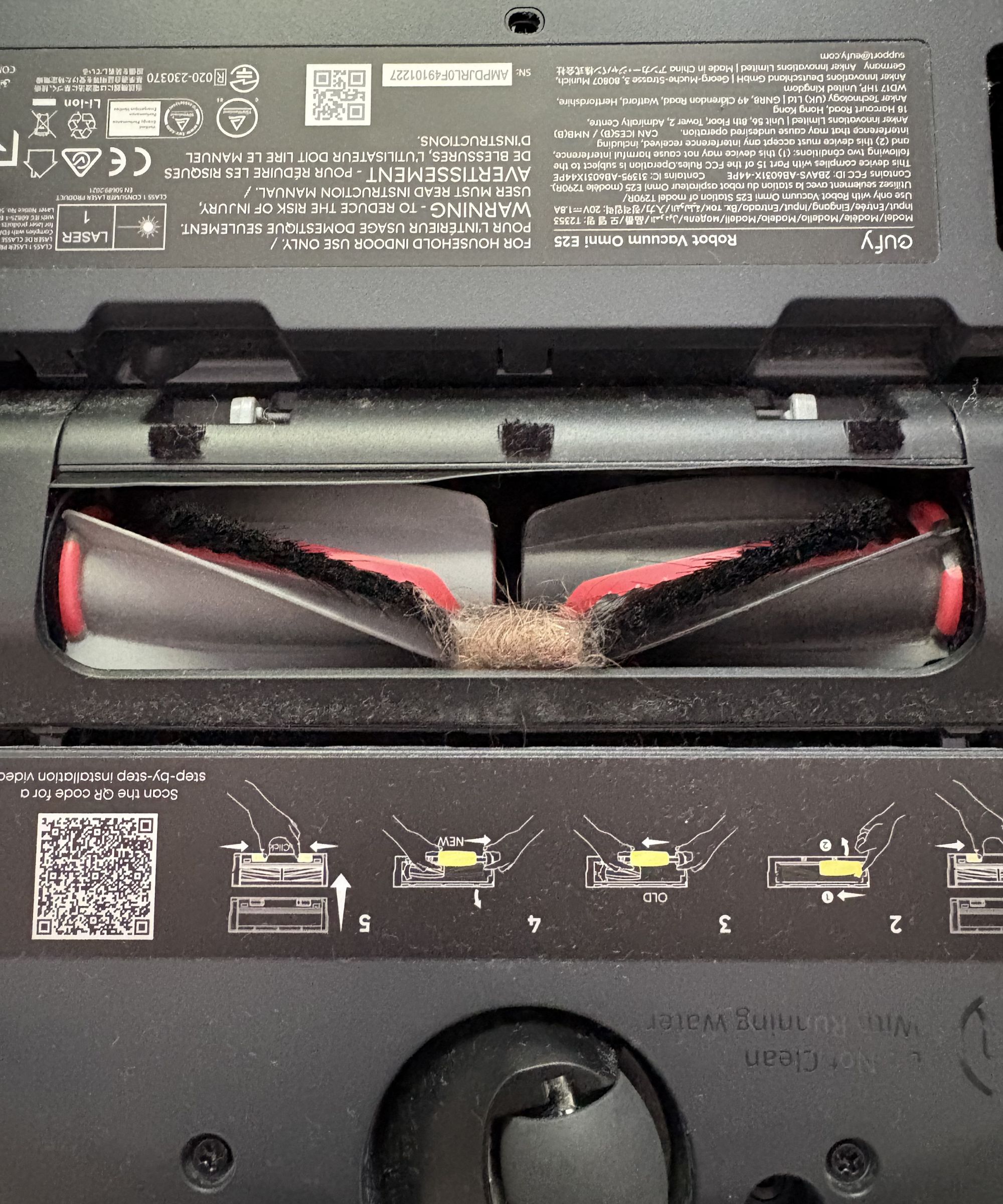 The eufy Omni E25 dual brushes prevent hair getting tangled