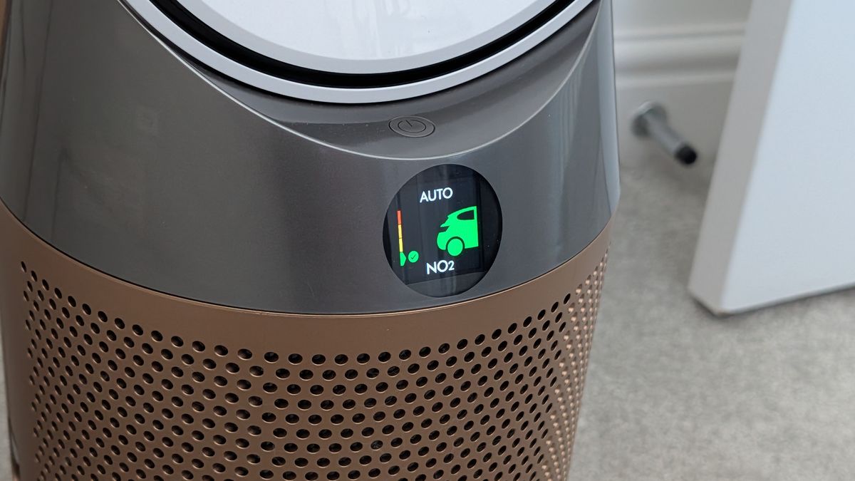 A closeup of the screen on the Dyson Find+Follow Purifier Cool showing the level of nitrogen dioxide is low.