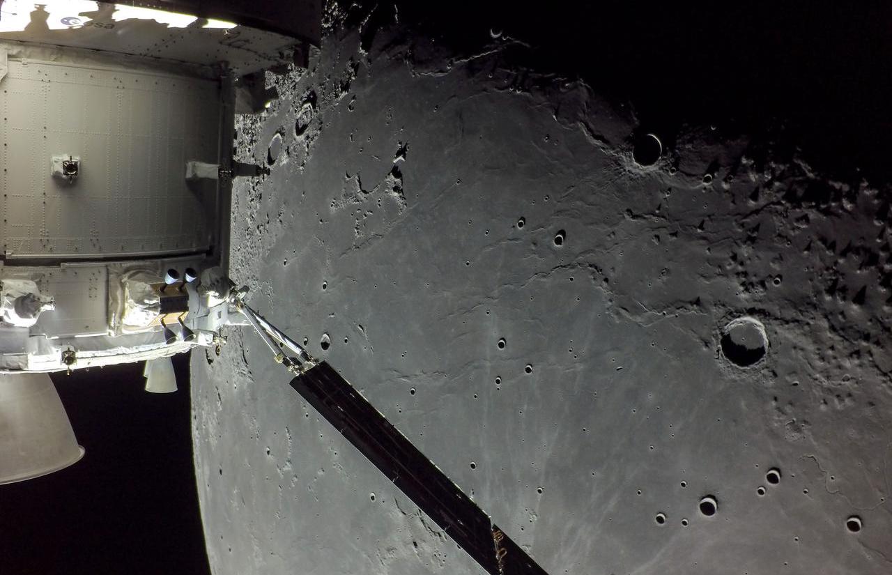 La luna detrás de Orión cuando la nave espacial partió para comenzar su viaje de regreso.