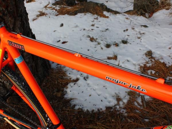 Full-length housing is used for the rear brake to seal the line from dirt and water. Derailleur cables are run beneath the down tube.