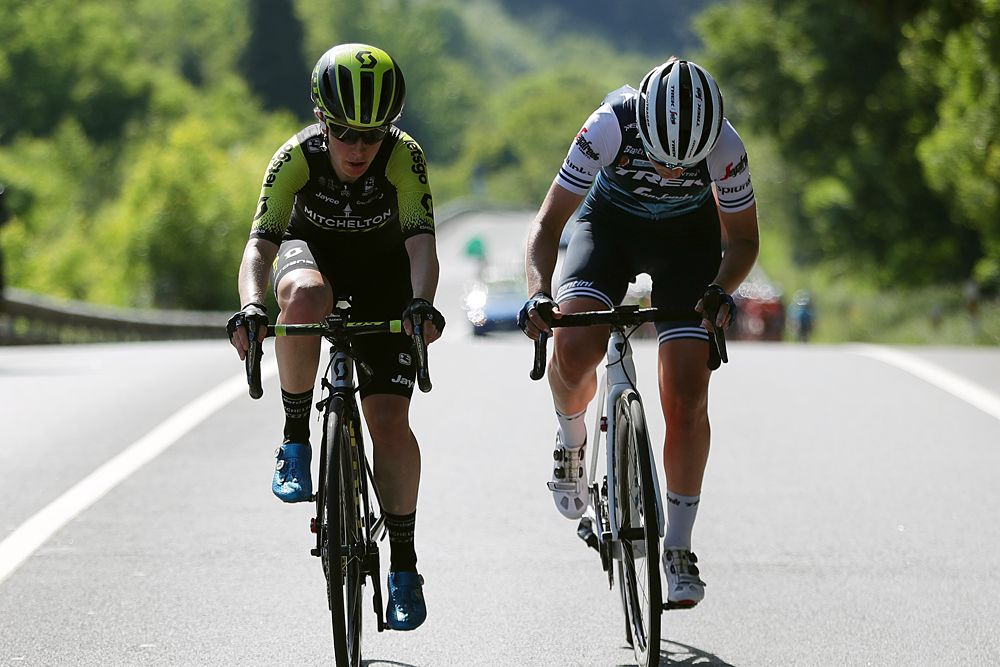 Elisa Longo Borghini (Trek-Segafredo) and Amanda Spratt (Mitchelton-Scott) in stage 1 at Emakumeen Bira