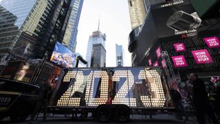 he NewYear's Eve "2023" Numerals arrived in NewYorkâs world-famous Times Square in New York, United States on December 20, 2022. Just a few days before the new year, preparations for the New Year's Eve celebrations continue with great enthusiasm. The numerals to be lit up at midnight on December 31 were brought to the city.