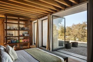 casa estudio double room with view of outside through glass doors
