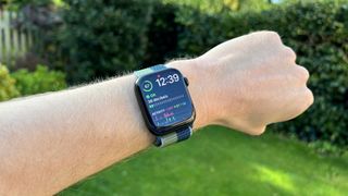 Apple Watch 7 i en utendørstest.