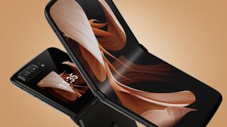 Zwei Motorola Razr 2022 Smartphones auf einem beigen Hintergrund / Razr 2023 (SEO)