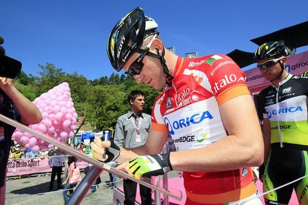 Points leader Matt Goss (Orica-GreenEdge) signs on for stage 6.