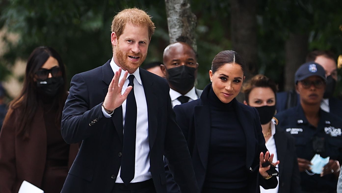 new york, ny september 23 prince harry and meghan markle visit the one world observatory as ny governor hochul and nyc mayor blasio walk along with them in new york city, united states on september 23, 2021 photo by tayfun coskunanadolu agency via getty images