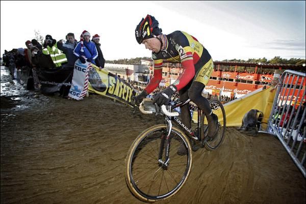 Sven Nys (Landbouwkrediet - Colnago) crests a muddy climb in Zolder.
