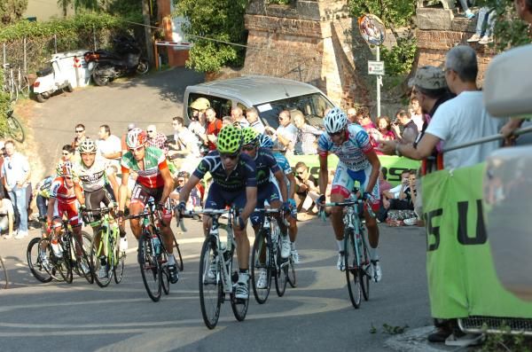 Giovanni Visconti (Movistar) breaks up the bunch on the climb