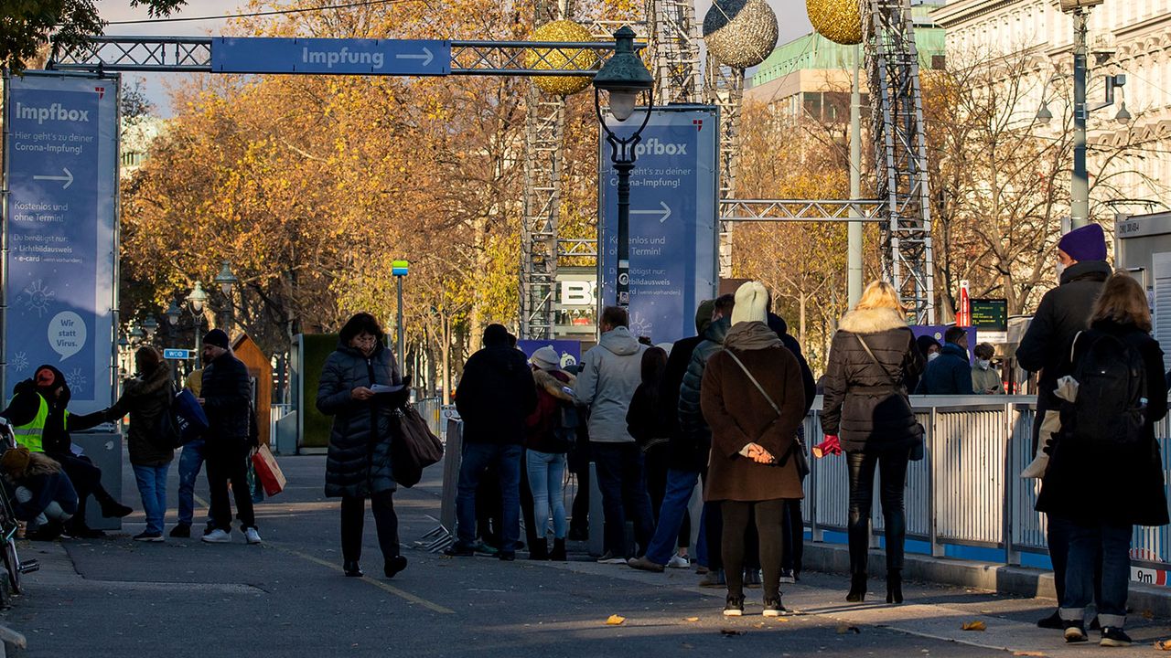 Covid vaccination queue in Austria