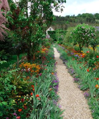 Pea gravel path