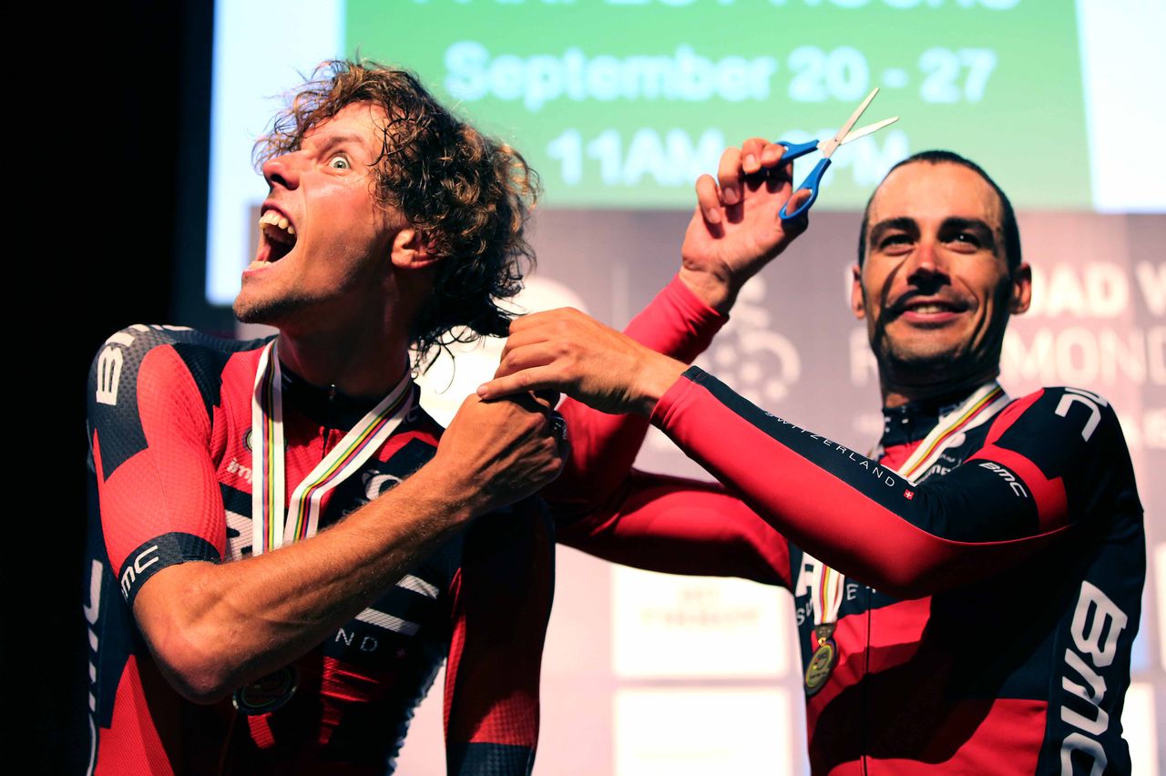 Manuel Quinziato holding the scissors he's about to use on Daniel Oss