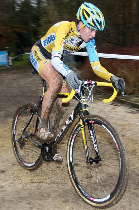 Nikki Harris (Telenet-Fidea) chasing