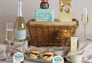Best afternoon tea hampers: Afternoon tea with prosecco hamper