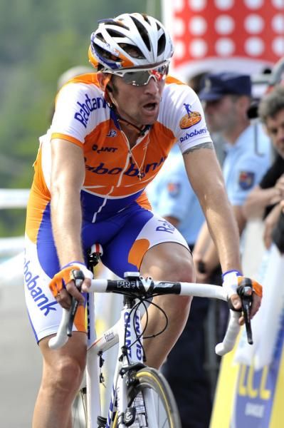 Denis Menchov (Rabobank) makes it to the line