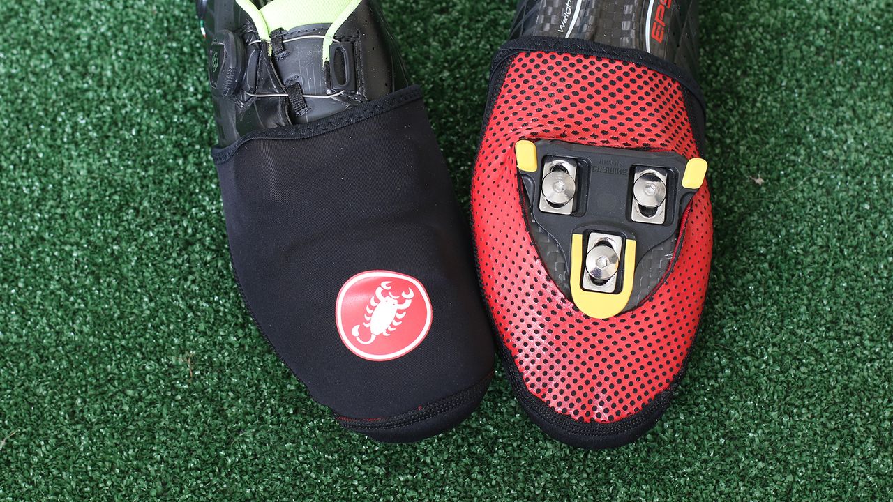 Image shows Castelli&#039;s Toe Thingy 2 on a rider&#039;s cycling shoes. 