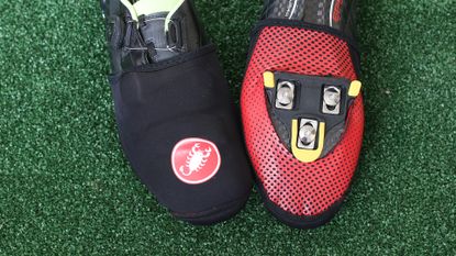 Image shows Castelli's Toe Thingy 2 on a rider's cycling shoes. 