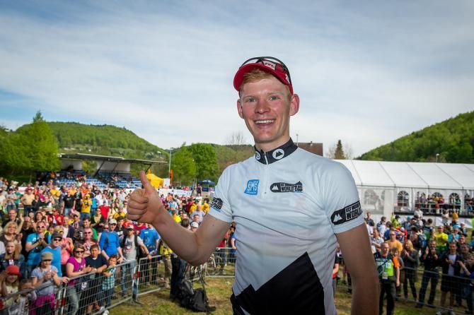 Markus Schulte-Luenzum gives the thumbs up after winning