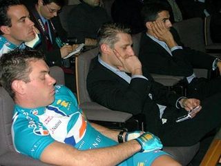 Franck Bouyer nods off during the 2005 Bouygues Telecom team presentation.
